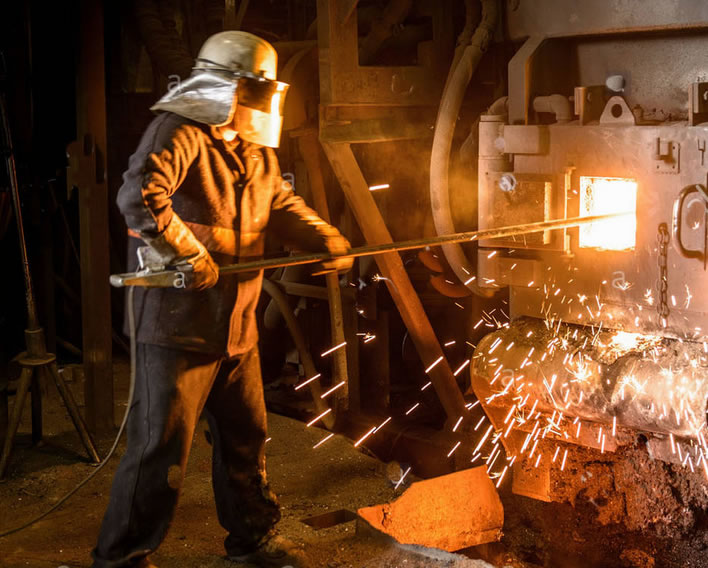 carga termica laboral Trabajador en ambiente industrial expuesto al calor, ejemplo de medición de carga térmica laboral.