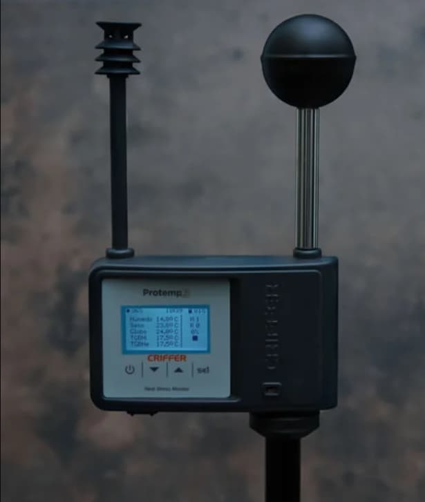 medición carga térmica laboral Equipo de medición de carga térmica laboral con sensor de globo y bulbo húmedo.